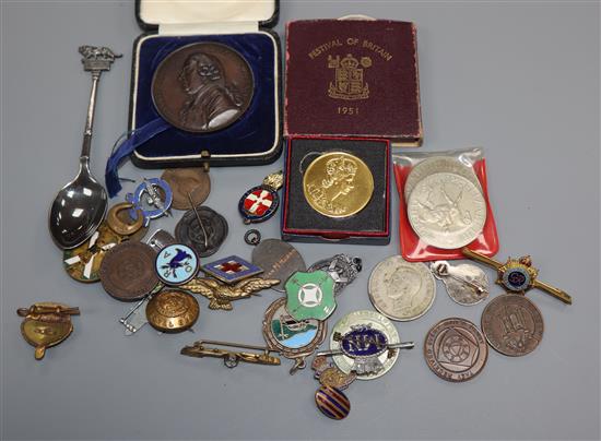 A small quantity of assorted badges, coins etc.